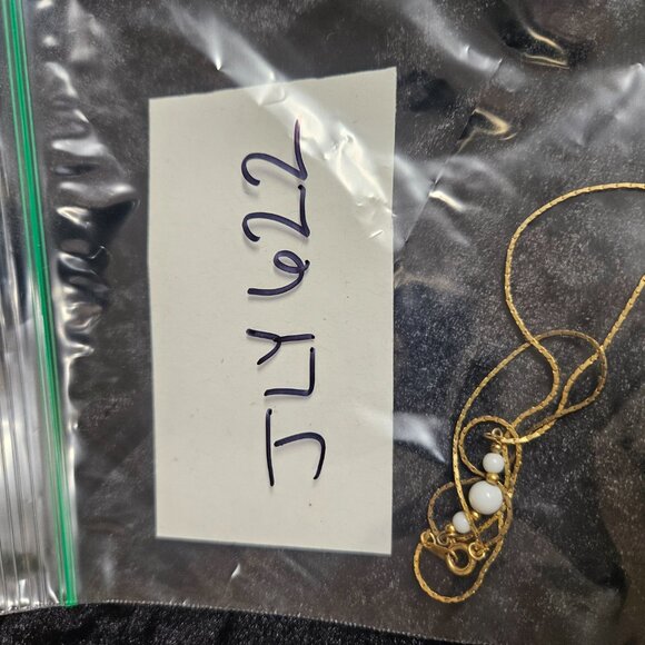 7 1/2" gold tone necklace with white & gold accent beads at the center - Picture 2 of 4